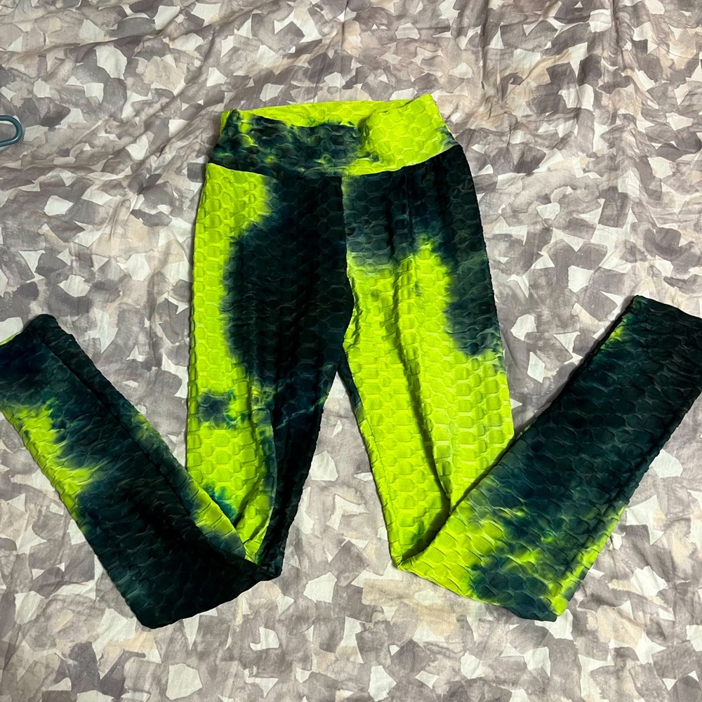 Neon butt lifting legging